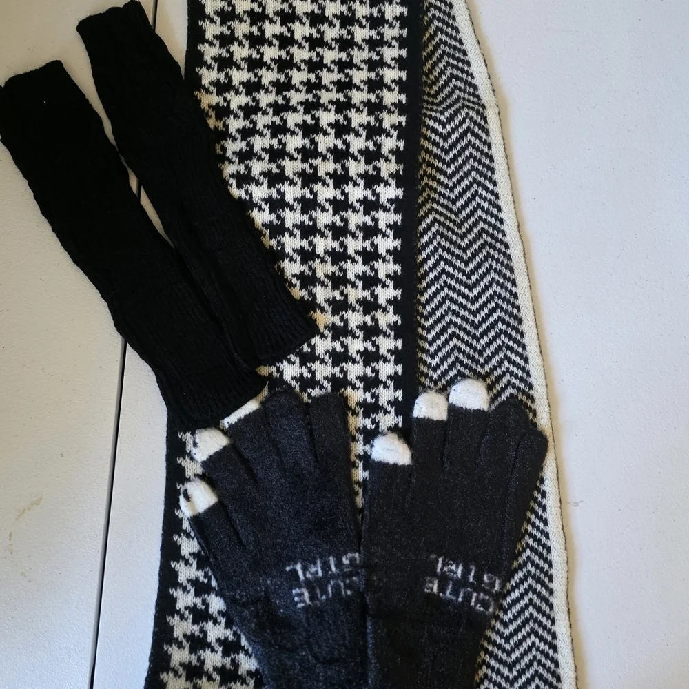 Black and White Houndstooth Scarf with Gloves and Arm Warmers